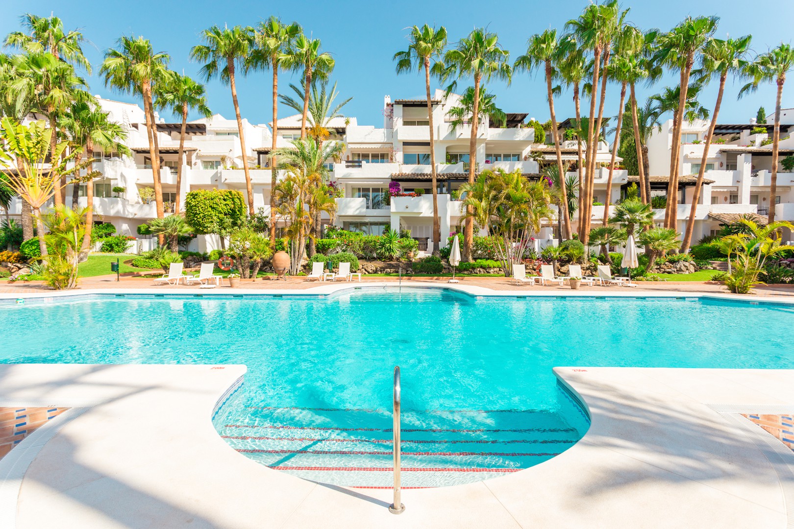 WALK THE GOLDEN MILE FROM MARBELLA TO PUERTO BANÚS