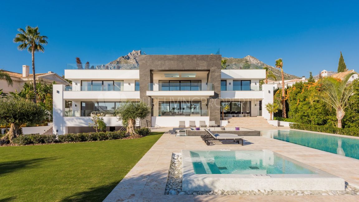 Luxury villa with stunny terrace in Sierra Blanca